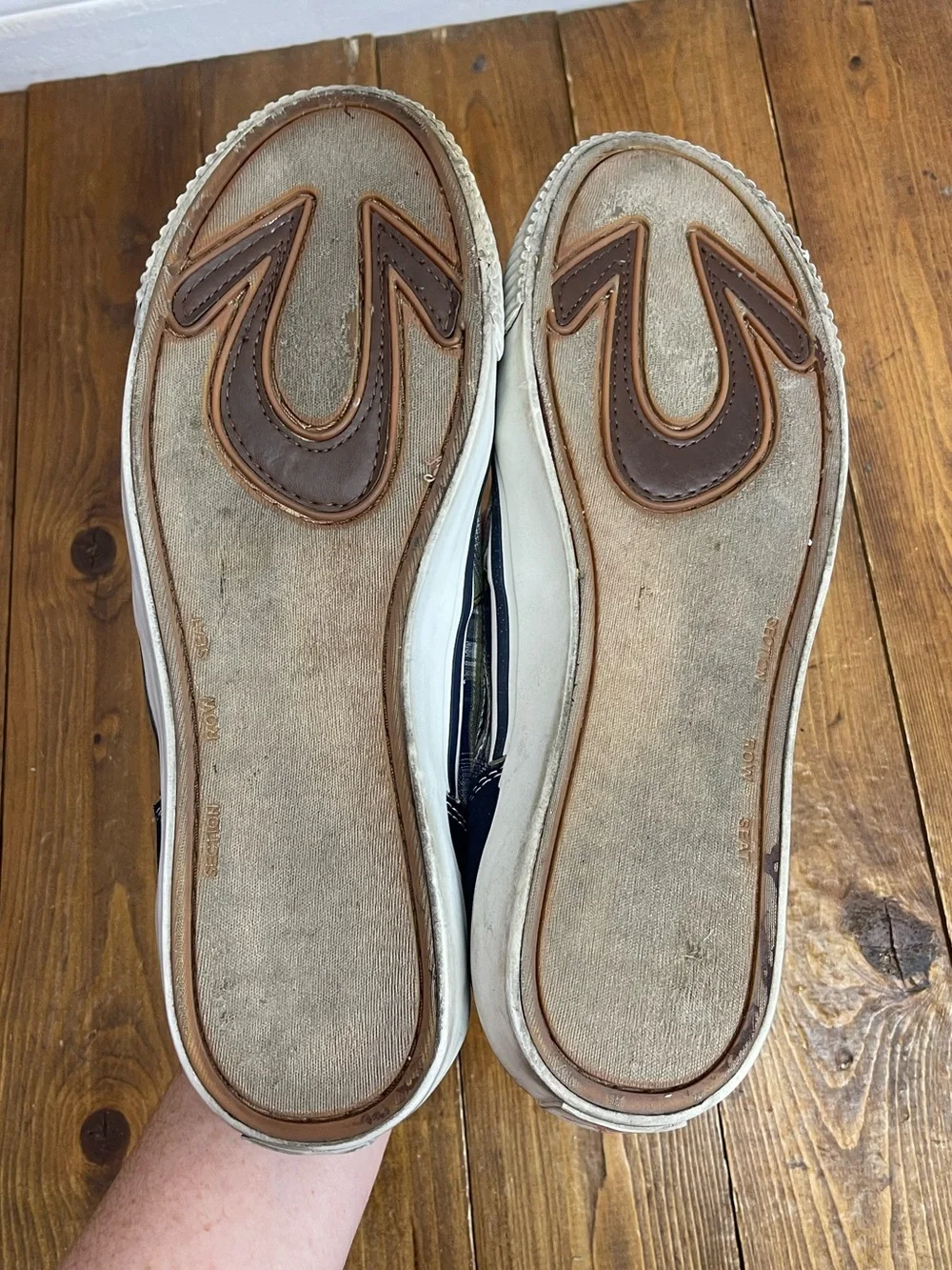 True Religion Mens size 10.5 canvas plaid sneakers